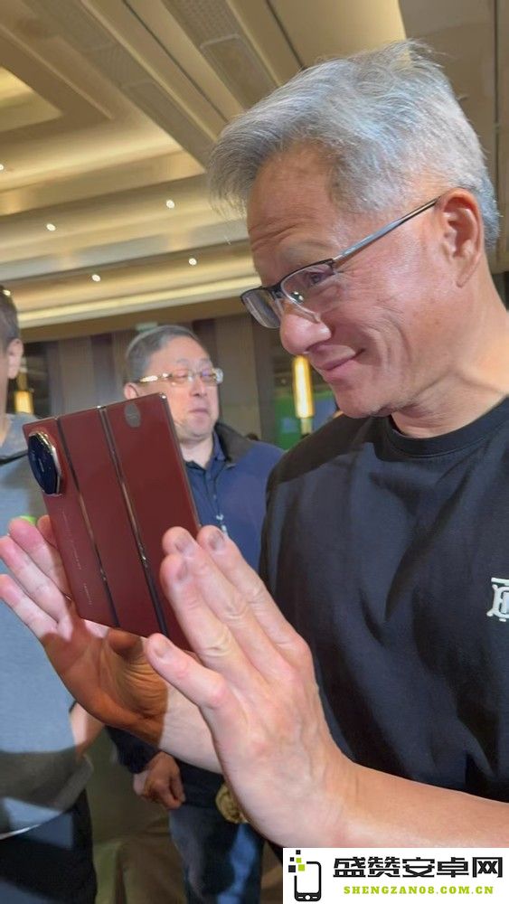 黄仁勋大赞华为三折叠屏手机：不可思议 非常适合我