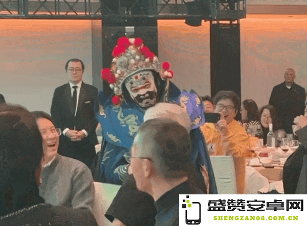 黄仁勋大赞华为三折叠屏手机：不可思议 非常适合我