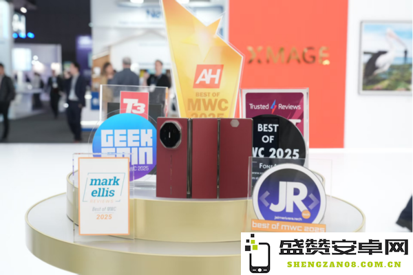 西班牙国王亲临体验！华为Mate XT非凡大师闪耀MWC 2025成全场焦点