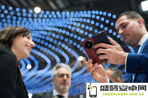 西班牙国王驻足体验！华为Mate XT非凡大师成MWC 2025最受关注产品