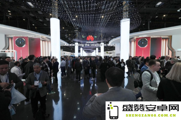 西班牙国王驻足体验！华为Mate XT非凡大师成MWC 2025最受关注产品