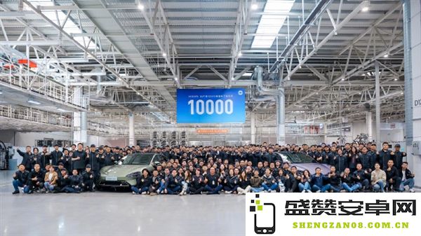 发布后32天！雷军宣布：小米SU7量产的第10000辆整车正式下线