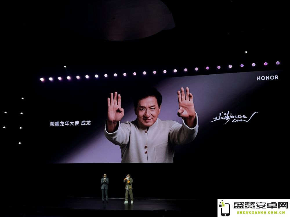 成龙亮相荣耀新品发布会，分享与《真心英雄》共同传递的荣耀精神