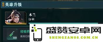 在群星纪元中，玩家应如何高效提升和培养自己的英雄角色