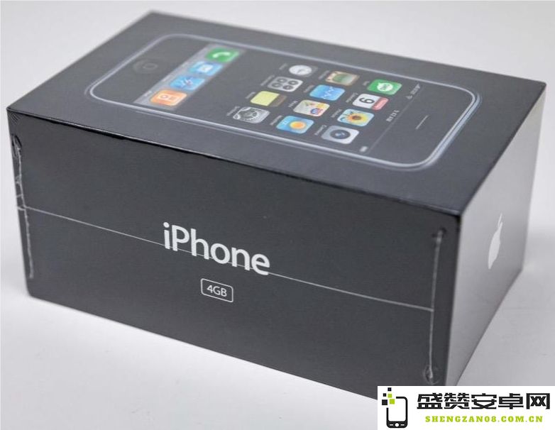 全新未开封的初代iPhone拍卖价格高达13.3万美元，引发网友热议称苹果产品保值性惊人