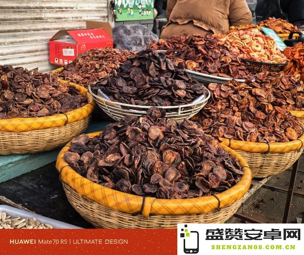 用华为Mate70红枫影像拍新年：中年将至 方感年之残酷